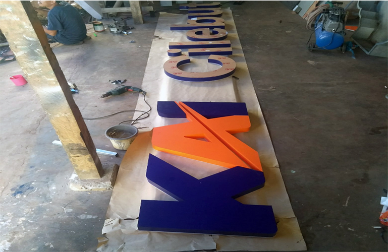 Huruf Timbul LED Untuk Branding Apotek